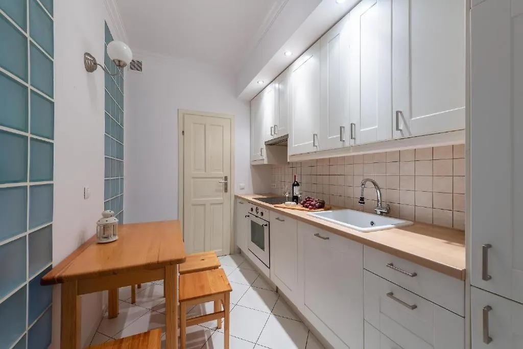 Orla 6: Private Apartment with Separate Bedroom and Balcony Near Metro Warsaw